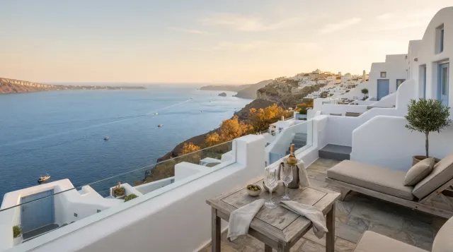 Terraza de lujo en la costa mediterránea con vistas al mar en otoño, símbolo del slow travel y la desconexión.