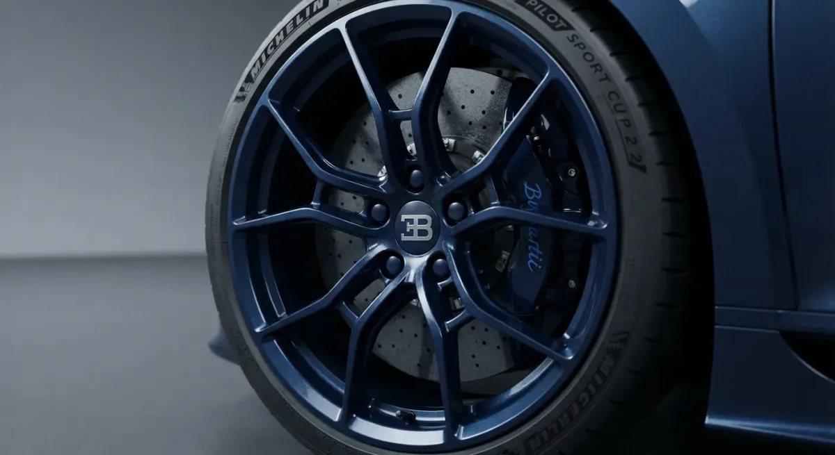 Primer plano de la llanta de aleación exclusiva con acabado Dark Blue Sport diseñada específicamente para el Bugatti Chiron Profilée.