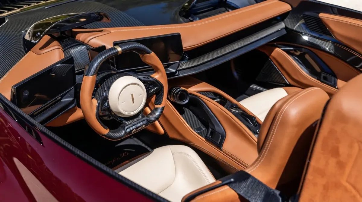 Detalle del interior del Pininfarina B95 con asientos de cuero tostado y patrón de pata de gallo[cite: 4, 8].