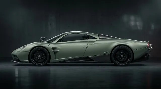 Pagani Huayra Codalunga verde oliva mate y carbono visto en estudio con iluminación cenital destacando su trasera alargada longtail.