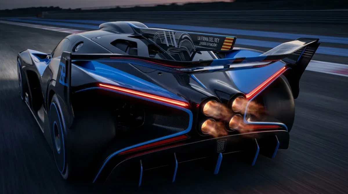 Vista trasera dramática del Bugatti Bolide destacando los faros en forma de X, escapes masivos y aleta estabilizadora con diagramas de equilibrio dinámico y texto técnico.