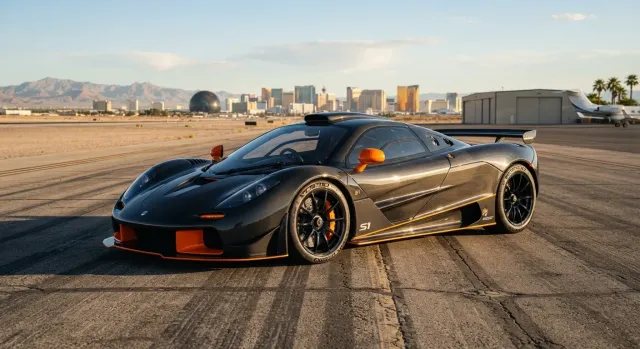 Gordon Murray S1 LM aparcado en un circuito privado bajo luz cinematográfica en Las Vegas.