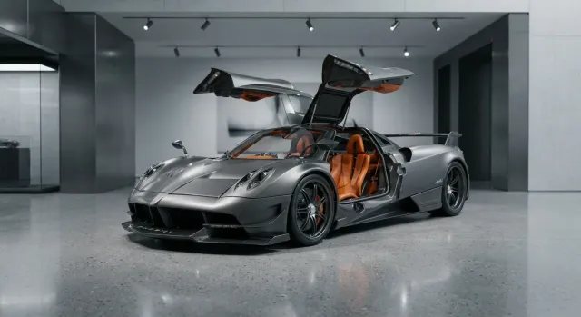 El Pagani Huayra Imola de carbono satinado expuesto en una galería de lujo con puertas de ala de gaviota abiertas.